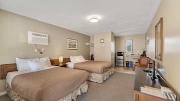 Triple Suite with Kitchenette | Desk, free WiFi, bed sheets