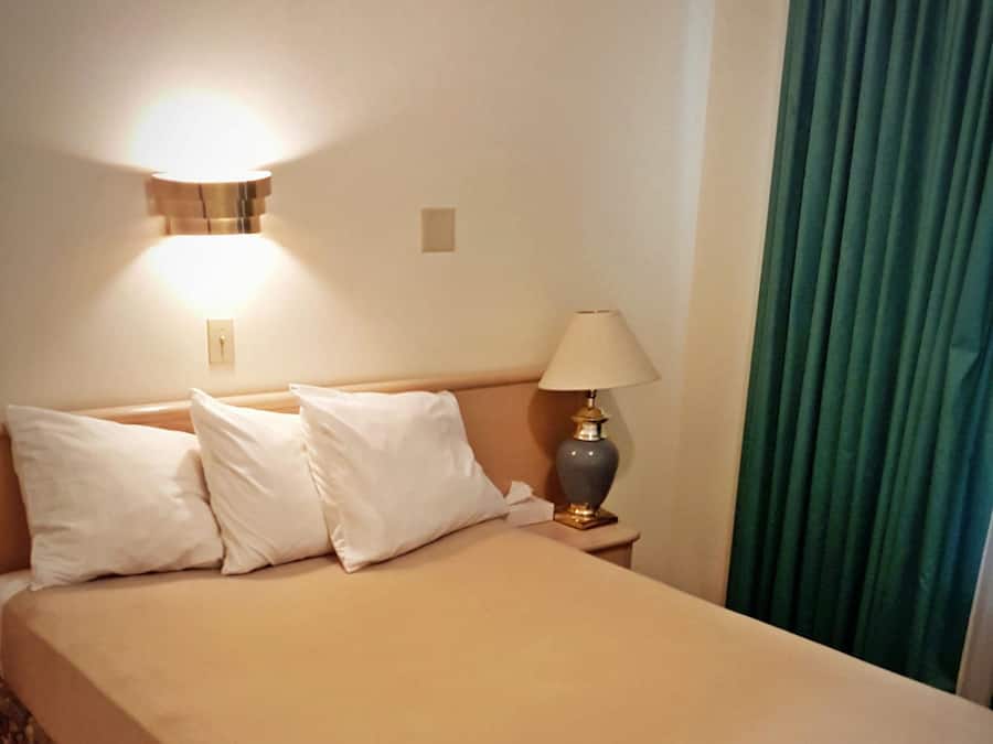 Escritorio, wifi gratis y ropa de cama