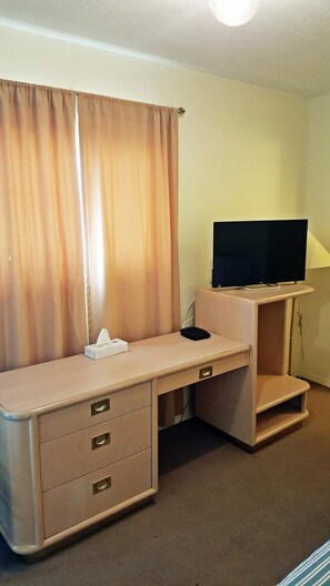 Escritorio, wifi gratis, ropa de cama