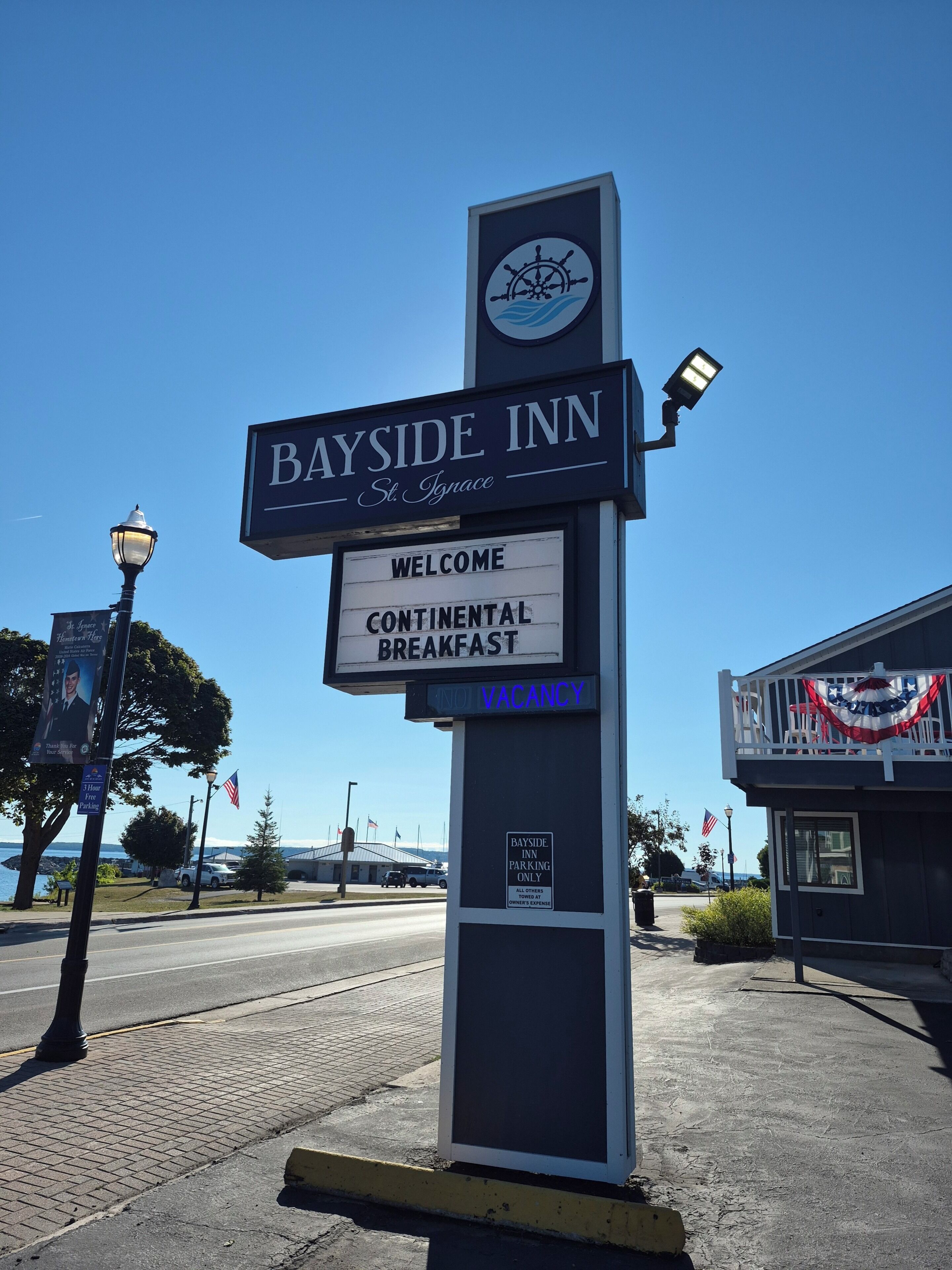 A sign for Bayside Inn with a welcome message and a vacancy notice.