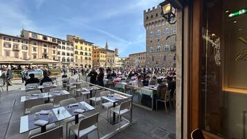 Tägliches Frühstücksbuffet (20 EUR pro Person)