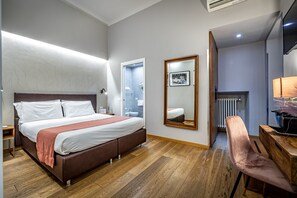 Habitación superior, 1 cama de matrimonio | Ropa de cama de alta calidad, edredones de plumas, minibar y caja fuerte