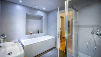 Suite monolocale Deluxe, 1 letto king | Bagno | Set di cortesia gratuito, asciugacapelli, bidet, asciugamani
