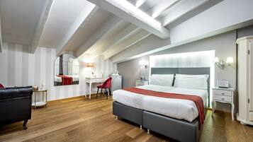 Une chambre à coucher moderne avec un grand lit, un bureau et une chaise.