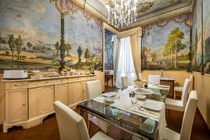 Breakfast area