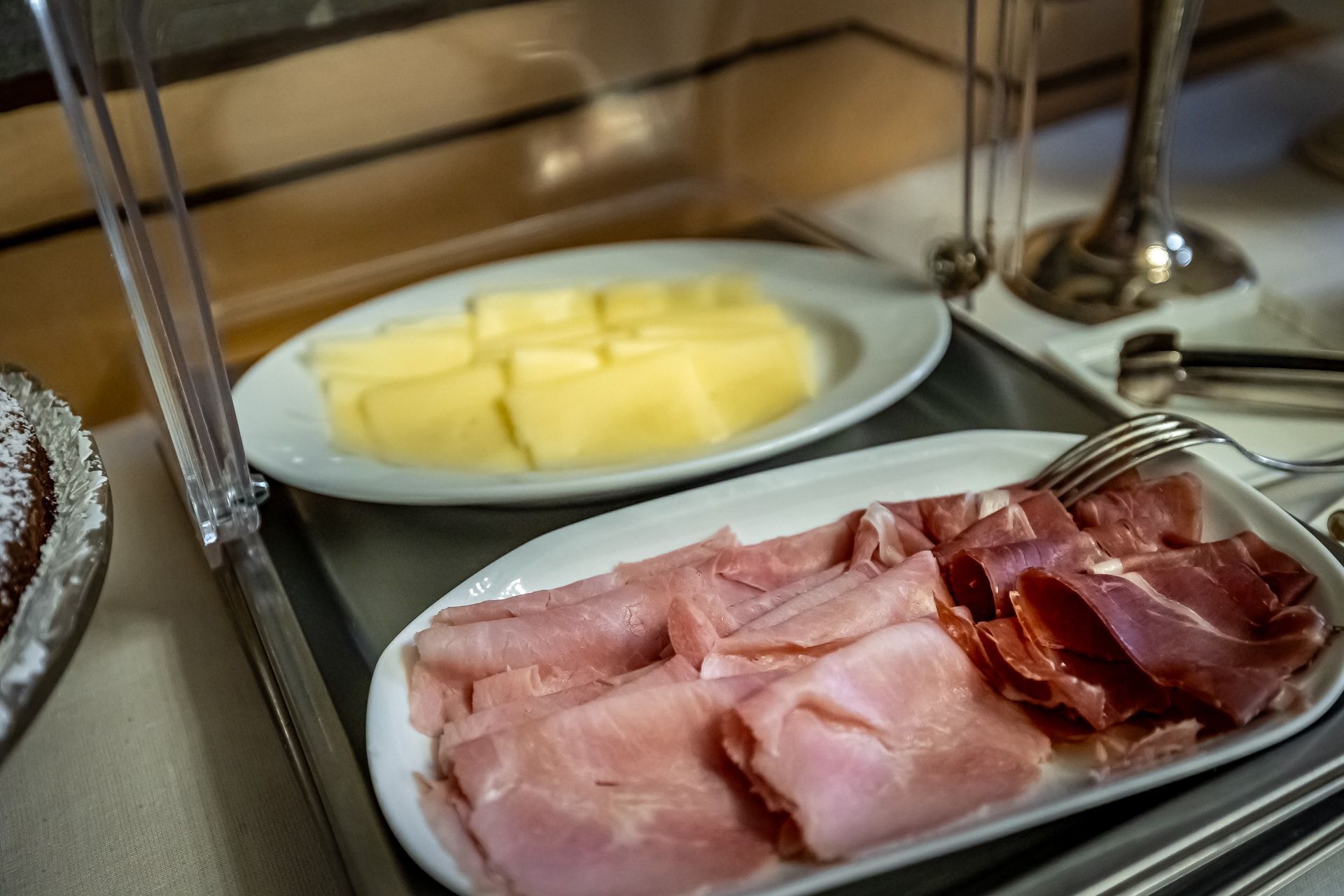 Bandeja de café da manhã com presunto e manteiga.