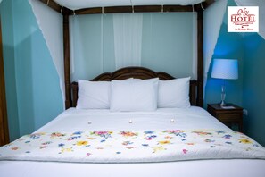 Basic Single Room, 1 Queen Bed, No Windows | Iron/ironing board, free WiFi, bed sheets