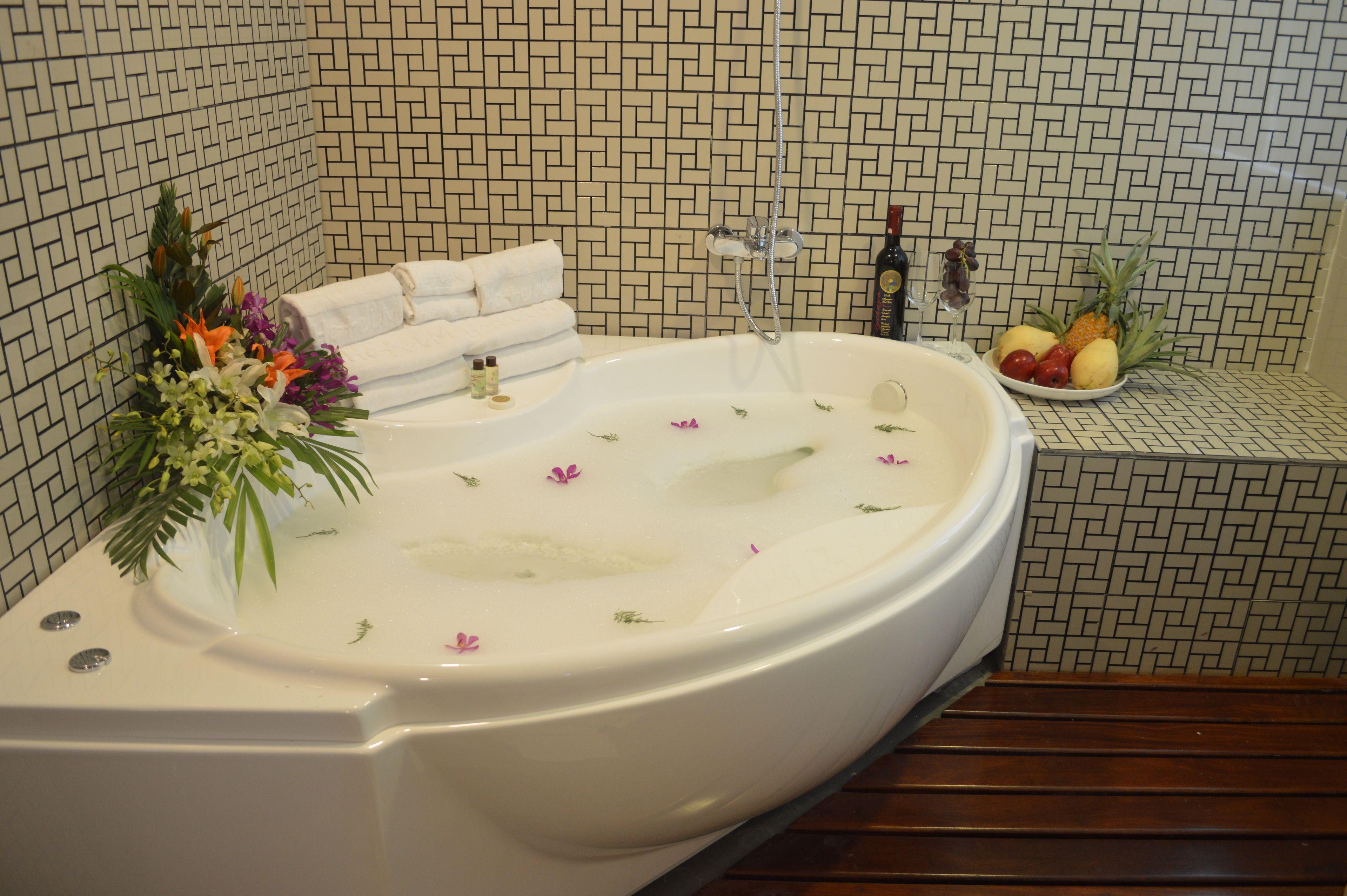 royal m room | jetted bathtub