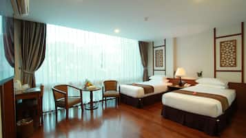 Kamar Double atau Twin Eksekutif | Minibar, brankas, meja kerja, dan ruang kerja ramah laptop