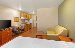 Deluxe Studio, Non Smoking, Refrigerator & Microwave | Desk, laptop workspace, iron/ironing board, free WiFi - Extended Stay America Select Suites - Kansas City - Stadium (Kansas City)