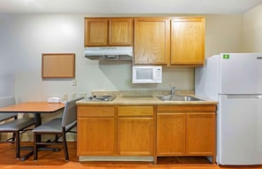 Deluxe Studio, Non Smoking, Refrigerator & Microwave | Desk, laptop workspace, iron/ironing board, free WiFi - Extended Stay America Select Suites - Kansas City - Stadium (Kansas City)