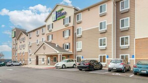 Un hotel de varios pisos con un cartel que indica Extended Stay America select suites.