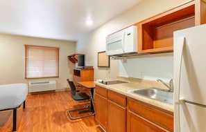 Standard Studio, Non Smoking, Refrigerator & Microwave | Desk, laptop workspace, iron/ironing board, free WiFi - Extended Stay America Select Suites - Kansas City - Stadium (Kansas City)