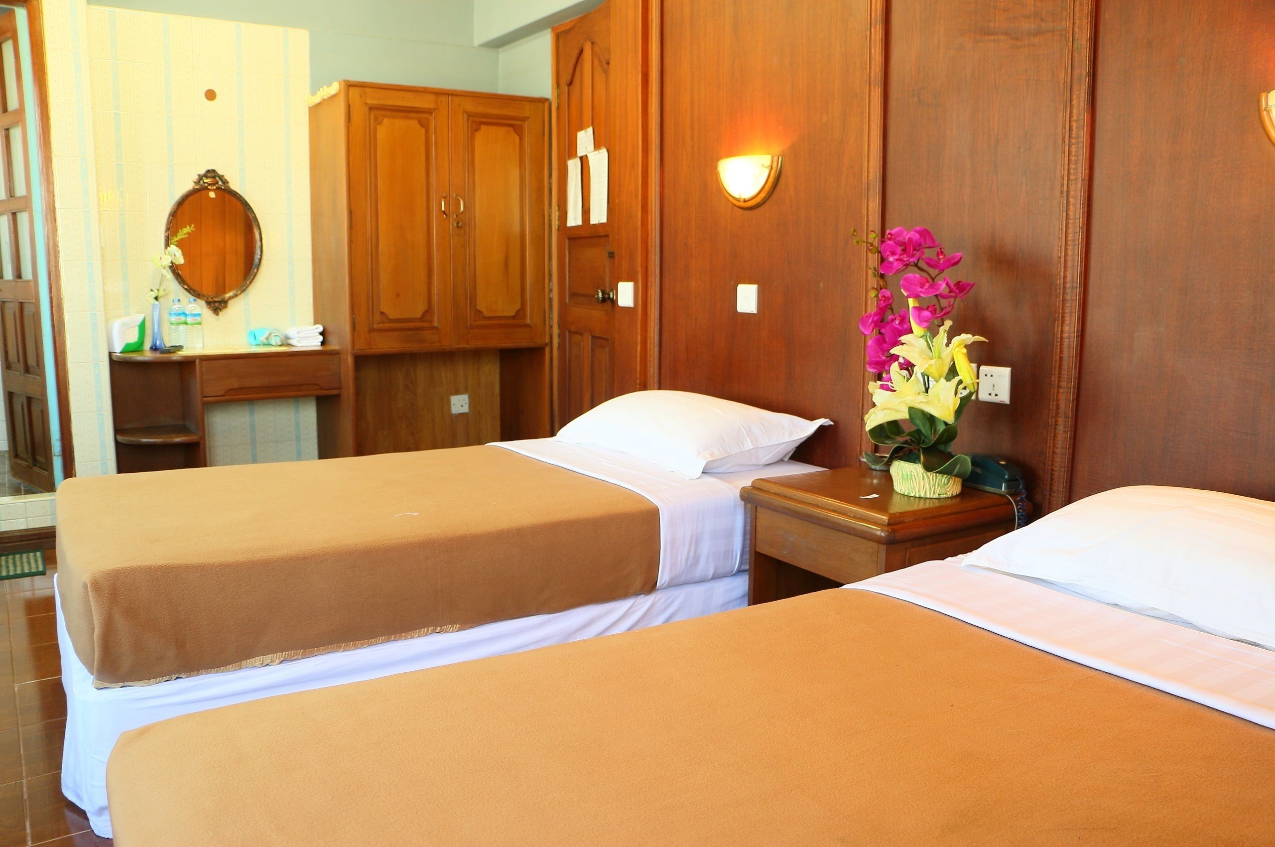 standard room | minibar, in-room safe, desk, blackout curtains