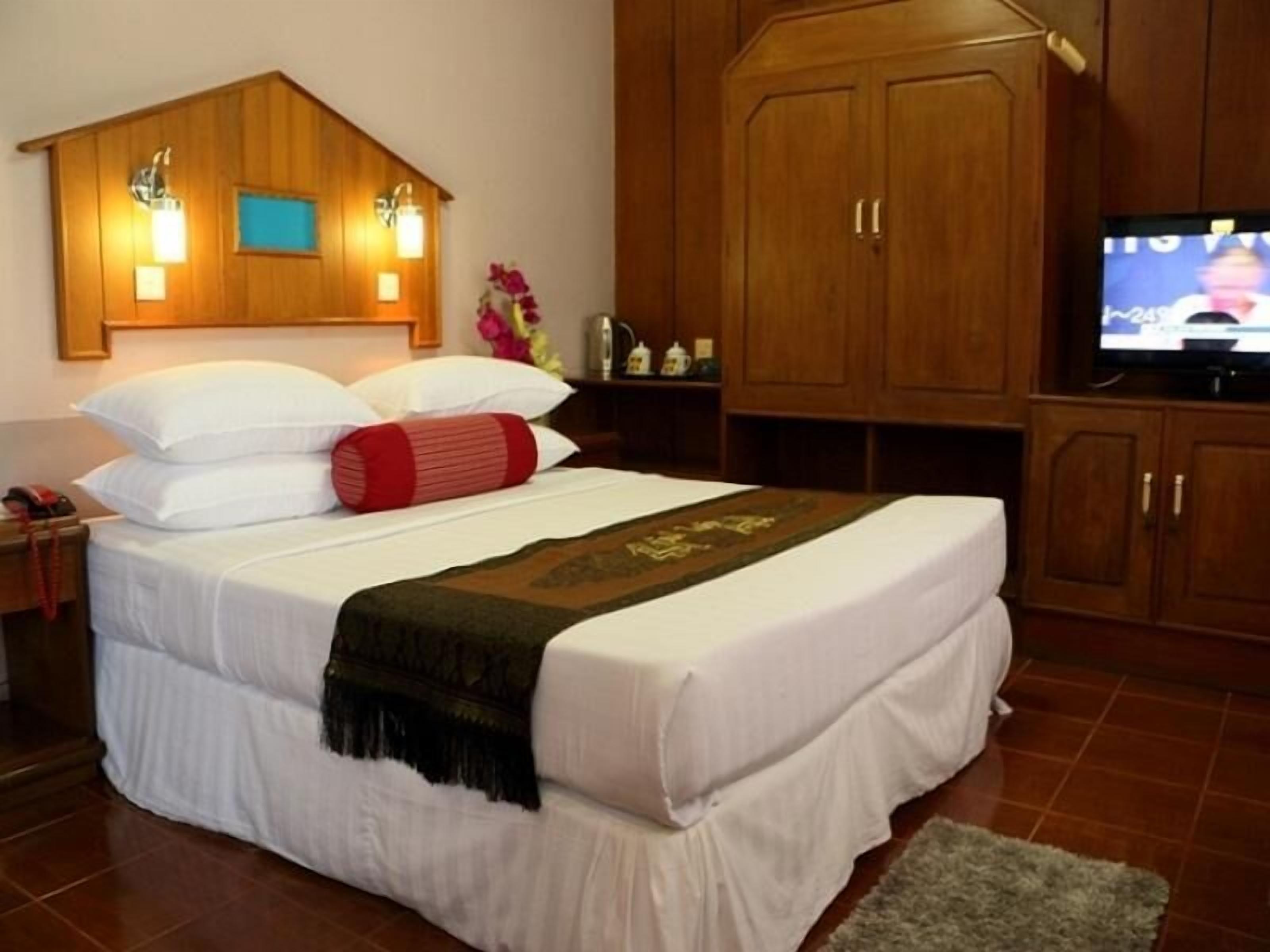 superior room | minibar, in-room safe, desk, blackout curtains