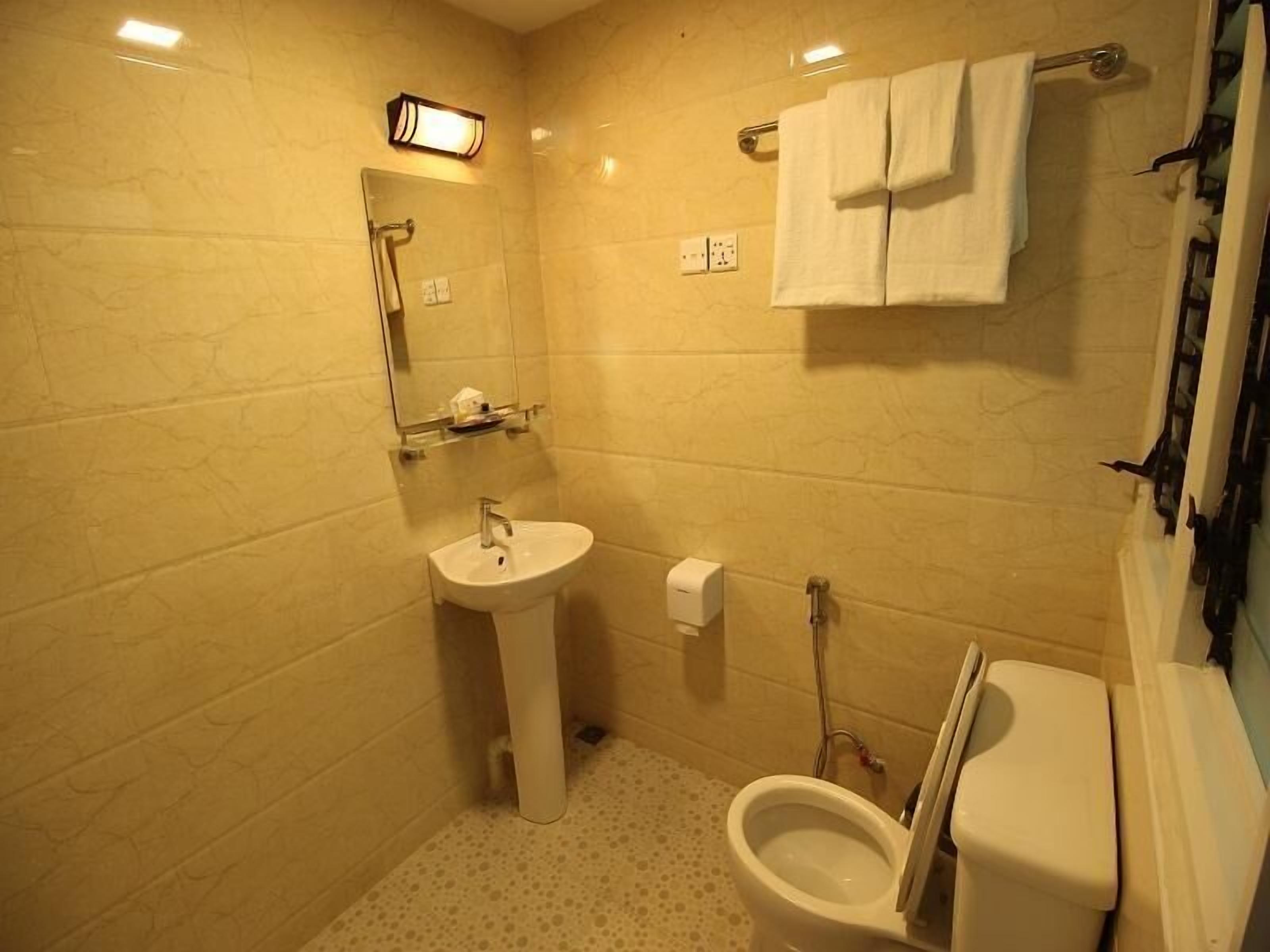 standard room | bathroom | free toiletries, hair dryer, slippers, towels