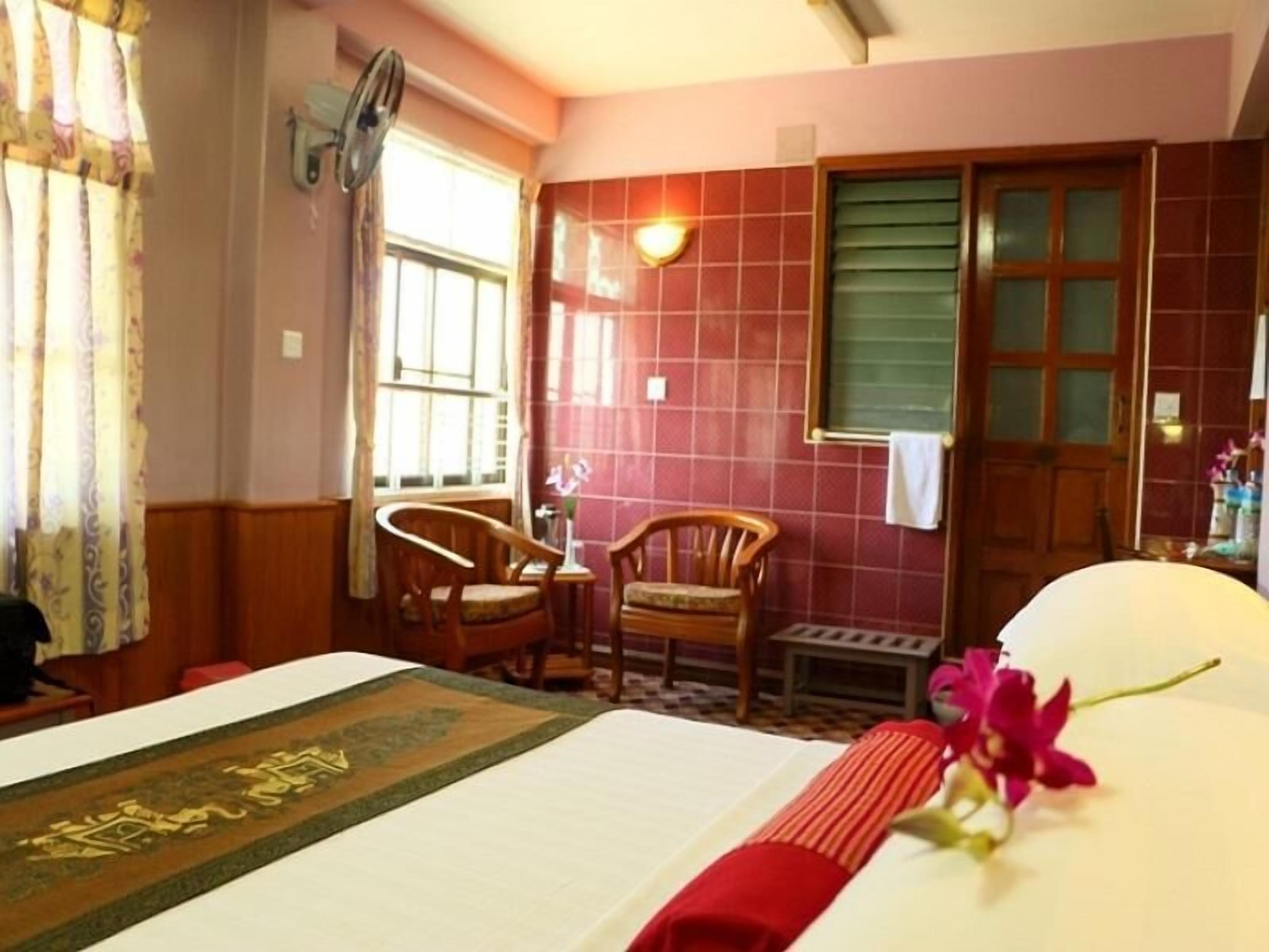 family room | minibar, in-room safe, desk, blackout curtains