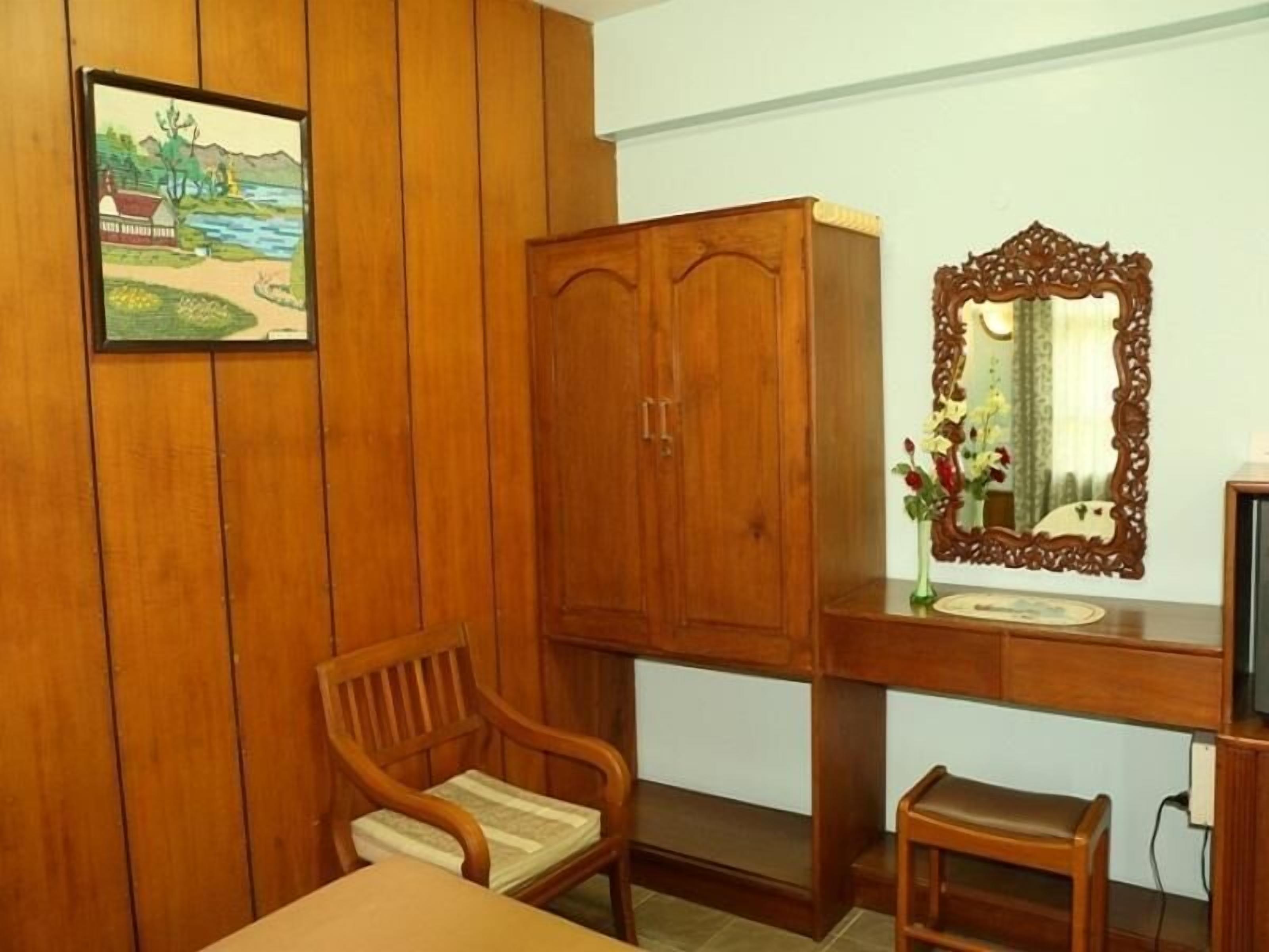 standard room | minibar, in-room safe, desk, blackout curtains