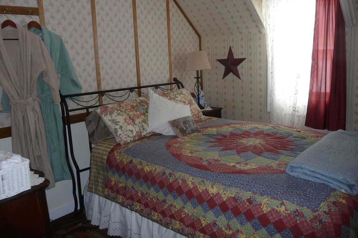 スタンダード ルーム クイーンベッド 1 台 (Bessie's Room) | WiFi (無料)