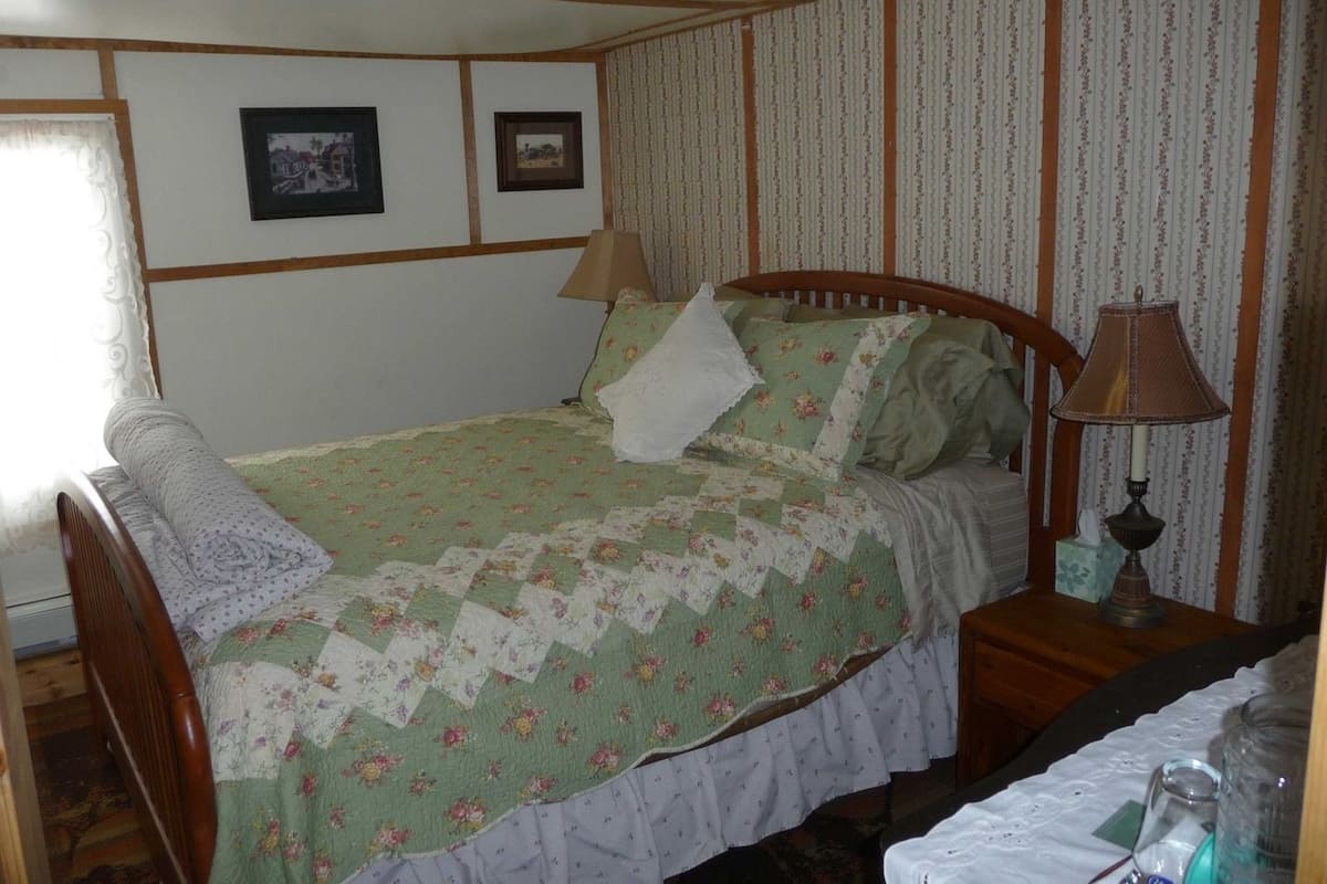 スタンダード ルーム クイーンベッド 1 台 専用バスルーム (Twin Peaks Room) | WiFi (無料)