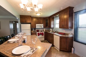 Appartement, 2 chambres, cuisine | Cuisine privée | Réfrigérateur, micro-ondes, four, plaque de cuisson