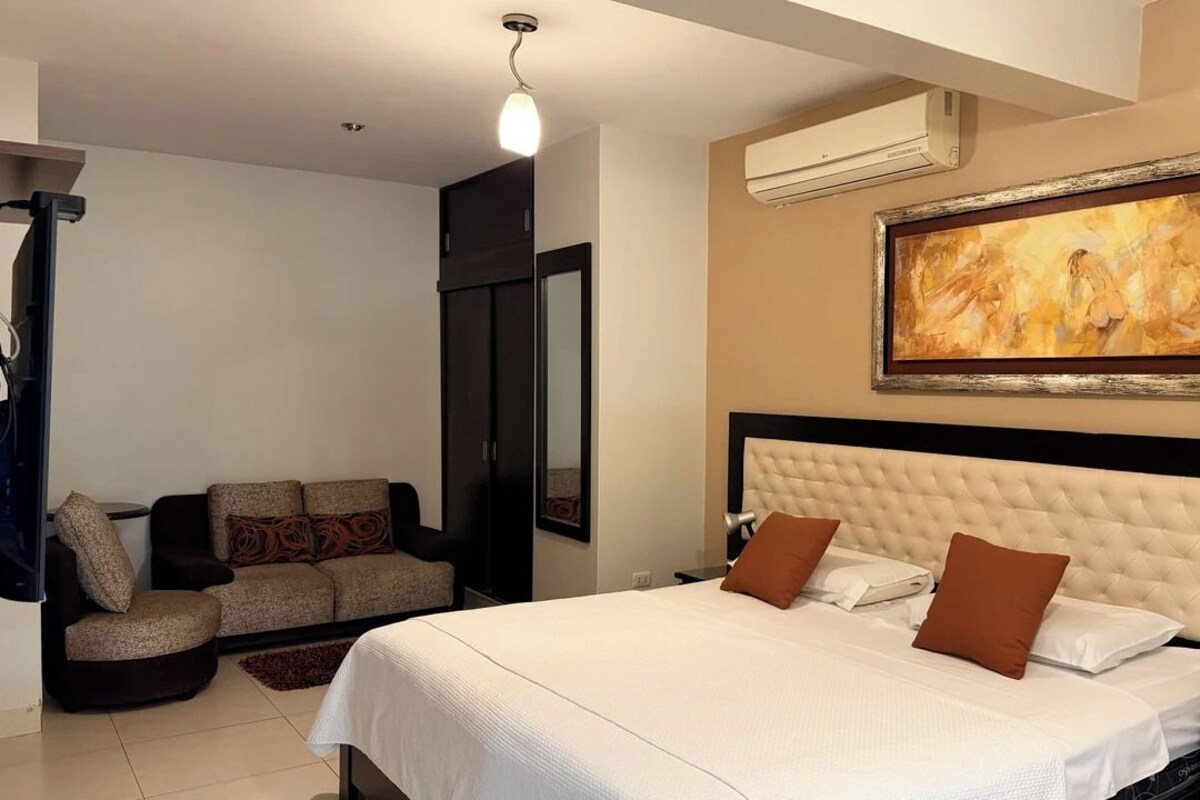 Minibar, desk, WiFi (free), bed sheets