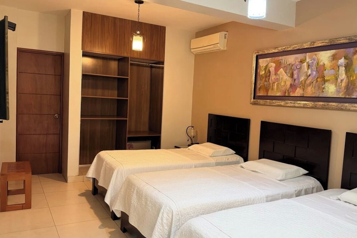 Triple Room | Minibar, desk, WiFi (free), bed sheets