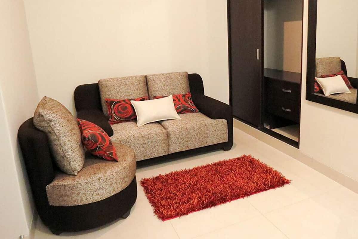 Deluxe-Doppelzimmer | Wohnbereich | 32-Zoll-Plasmafernseher mit Kabelempfang, Fernseher