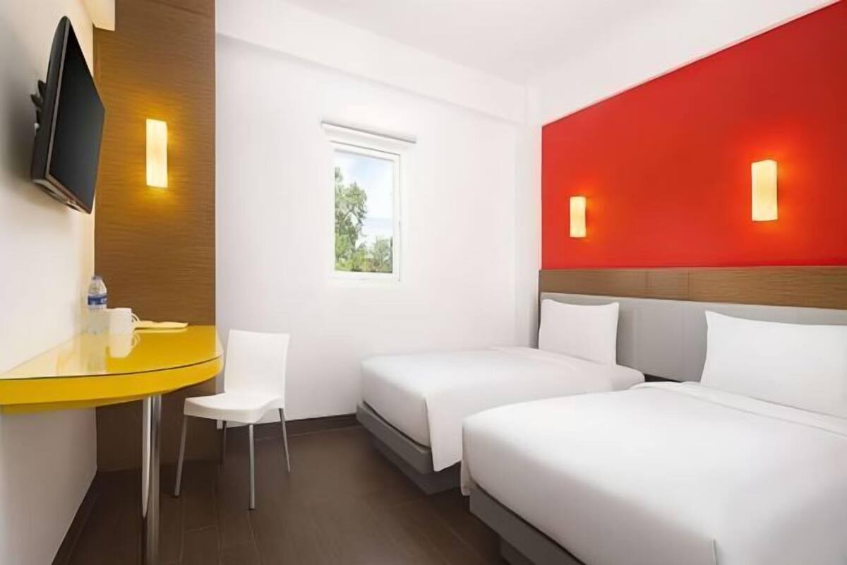 Brankas, meja kerja, Wi-Fi gratis, dan seprai linen