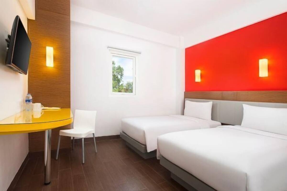 Brankas, meja kerja, Wi-Fi gratis, dan seprai linen