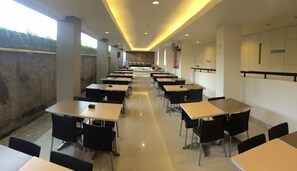 Breakfast, lunch, dinner served; international cuisine  - Hotel Amaris Kuta - Bali (Kuta)