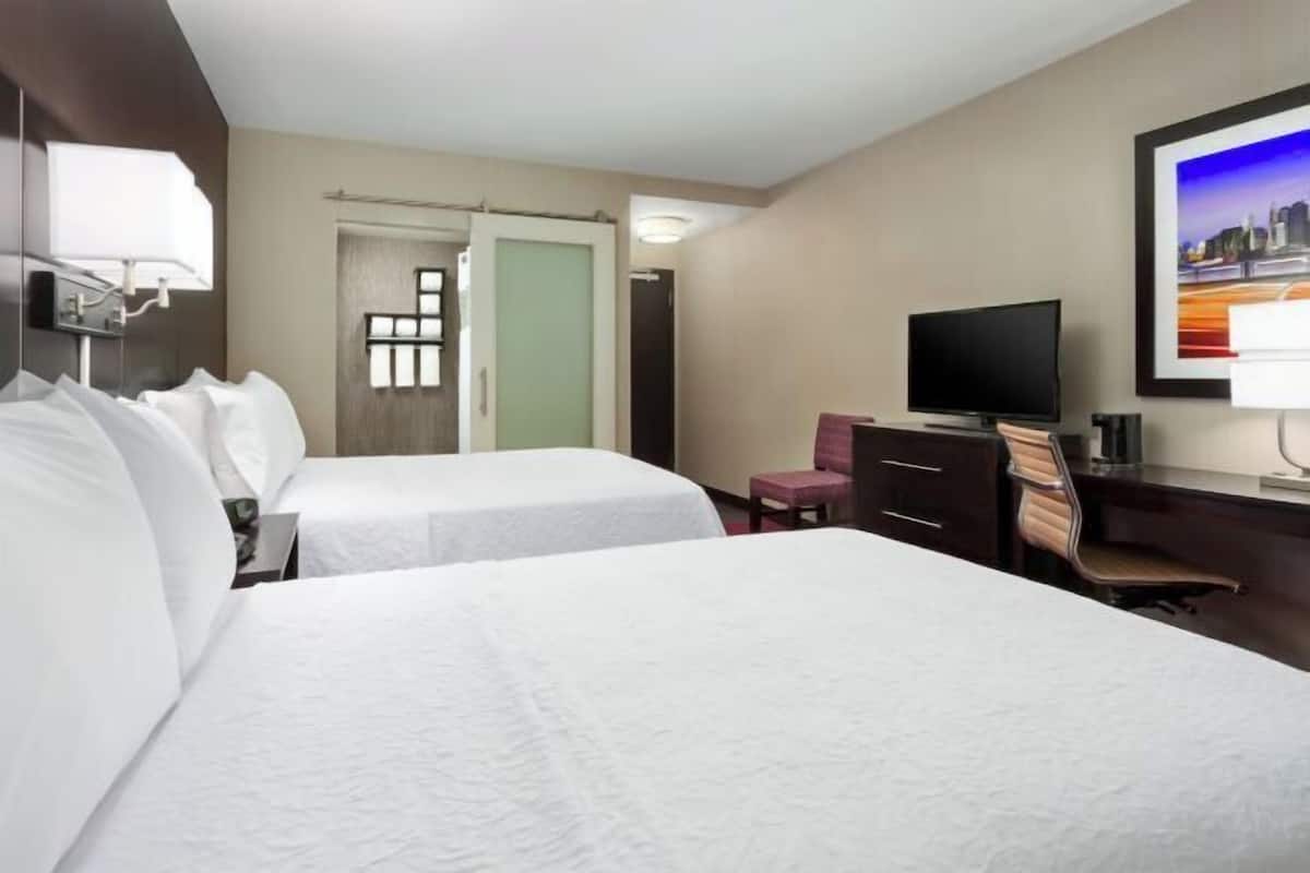 Premium bedding, in-room safe, free WiFi, bed sheets