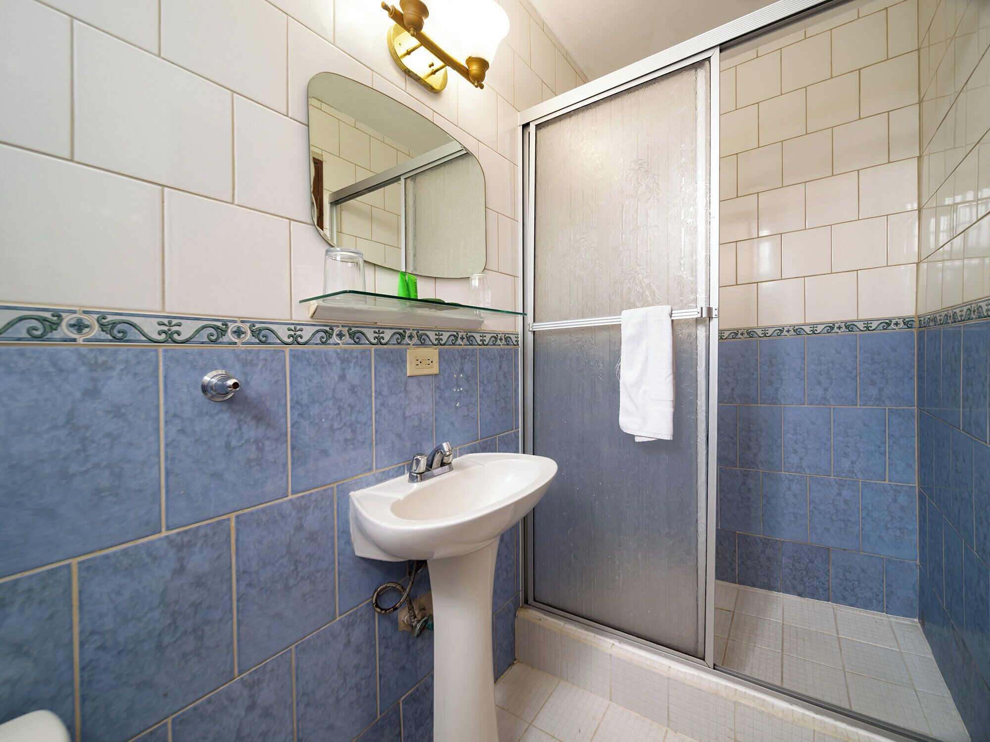 standard single room, 1 queen bed | bathroom | shower, free toiletries, towels