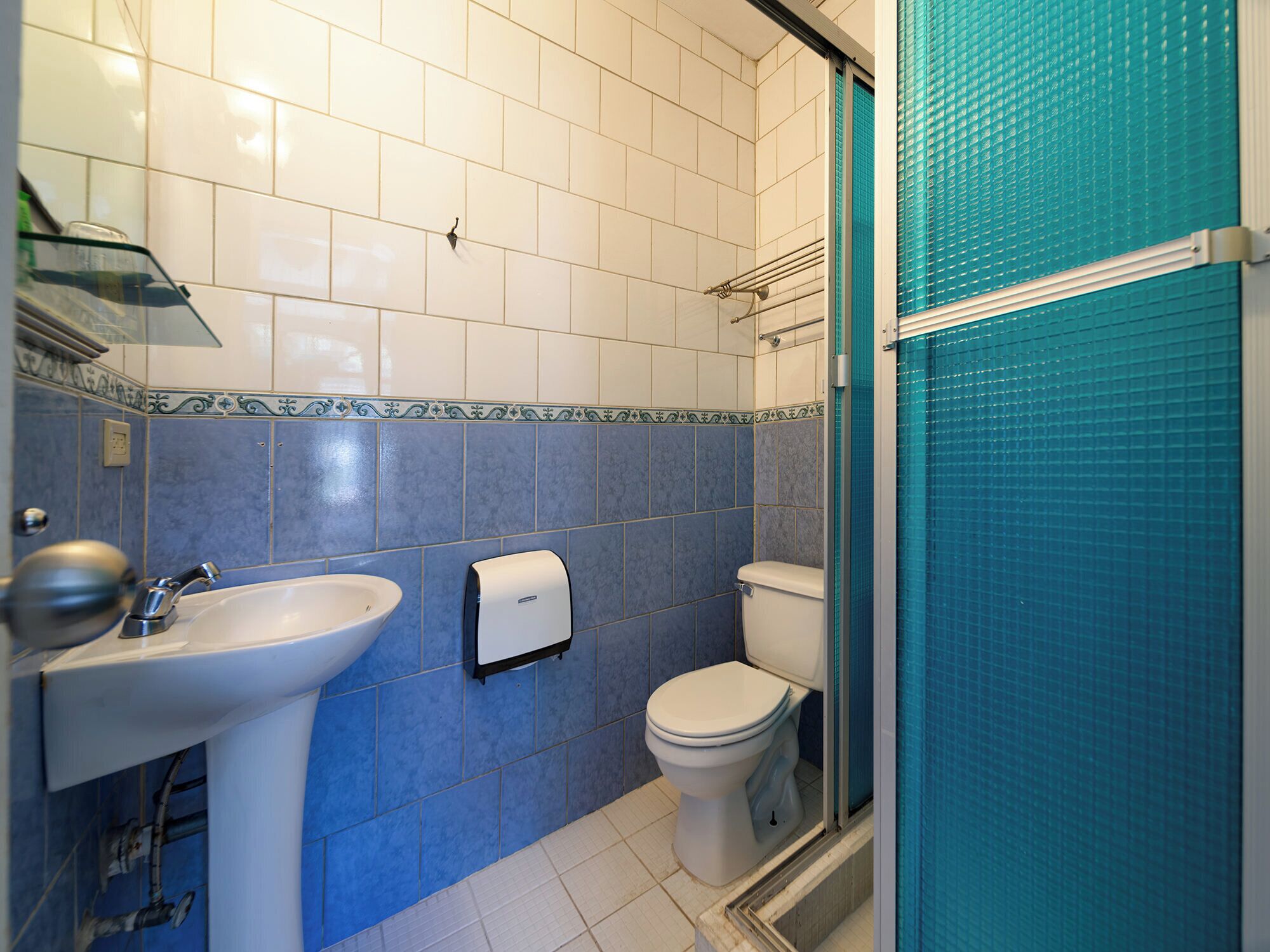 standard single room, 1 queen bed | bathroom | shower, free toiletries, towels