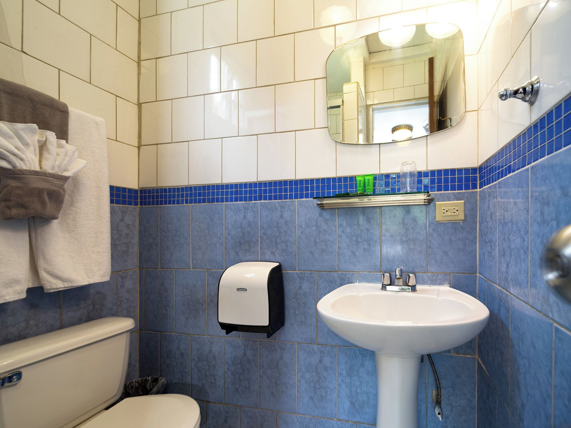 standard single room, 1 queen bed | bathroom | shower, free toiletries, towels