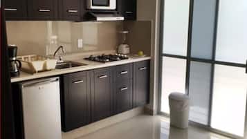 Business Studio Suite, 1 Double Bed | Private kitchen | Fridge, microwave, coffee/tea maker, cookware/dishes/utensils