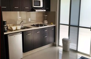 Business Studio Suite, 1 Double Bed | Private kitchen | Fridge, microwave, coffee/tea maker, cookware/dishes/utensils