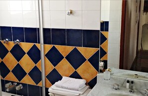 Business Studio Suite, 1 Double Bed | Bathroom | Shower, hair dryer, towels, shampoo