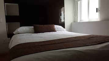 City Studio, 1 Queen Bed, Kitchen | In-room safe, iron/ironing board, rollaway beds, free WiFi