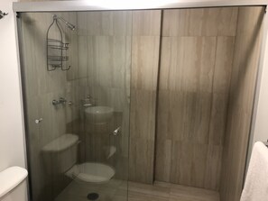 Superior-lejlighed - byudsigt | Badeværelse | Bruser, gratis toiletartikler, hårtørrer, håndklæder