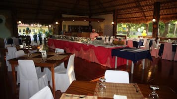 Petit déjeuner, déjeuner et dîner servis sur place, vue sur la plage
