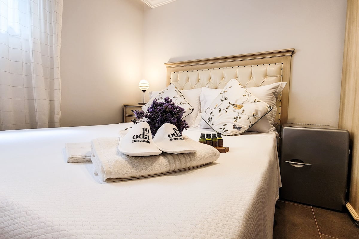 Basic Room, Basement | Ropa de cama de alta calidad, minibar y decoración personalizada