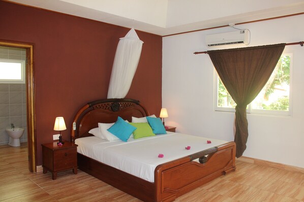 1 bedroom, individually furnished, desk, blackout drapes - Bamboo Chalets (La Digue)
