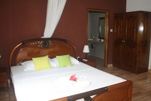 1 Schlafzimmer, individuell eingerichtet, Schreibtisch