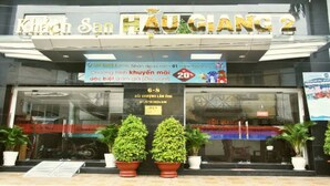 A hotel entrance with a sign reading "Khách San HÀU GIÁN 2" and a discount advertisement. - Hau Giang 2 (Can Tho)