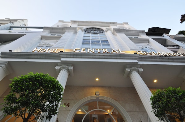 A building with a sign reading "Hotel CENTRAL Residence."