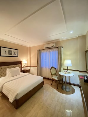 Standard Double Room Single Use | Living room | Flat-screen TV