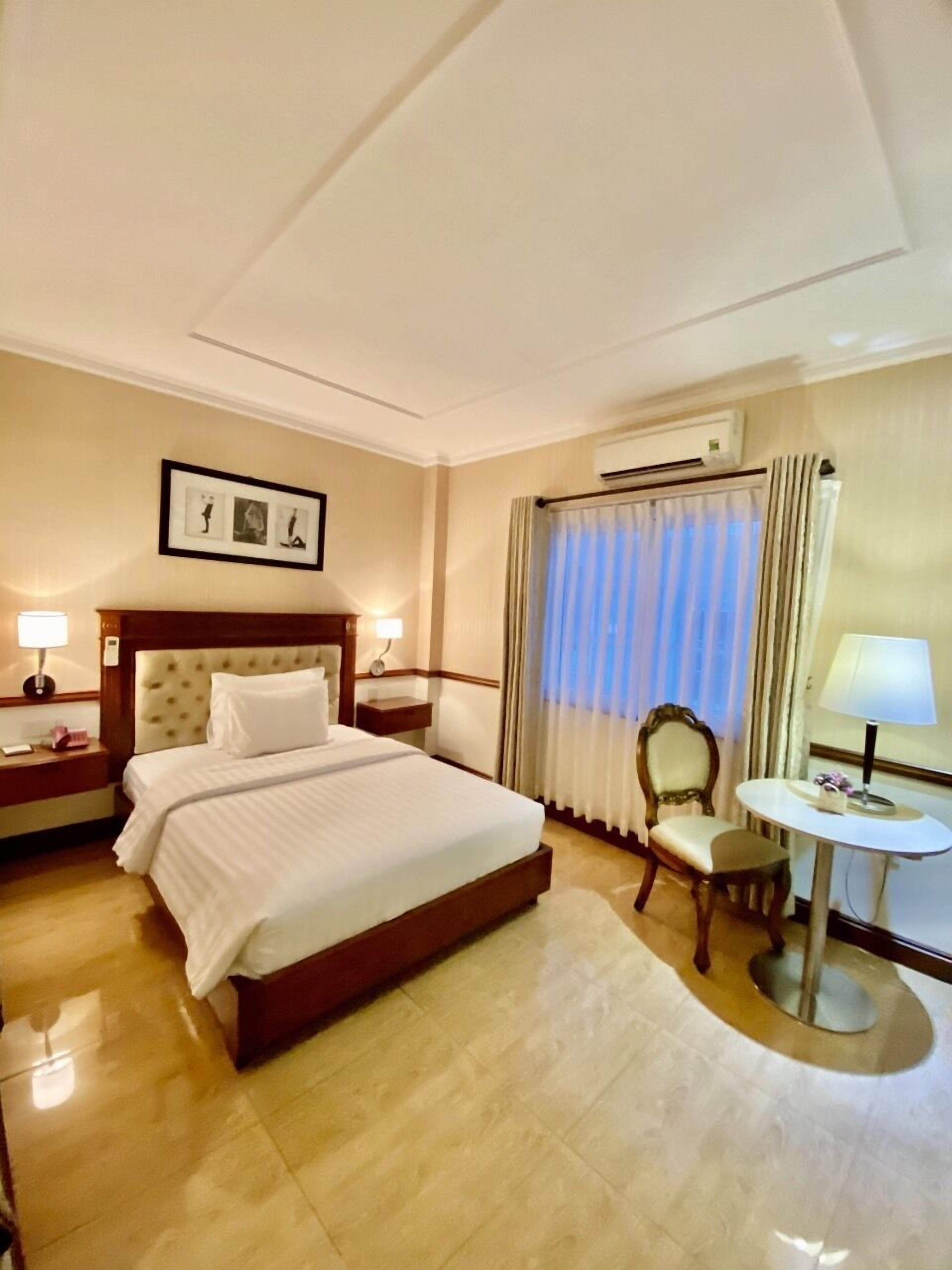 standard double room single use | minibar, individually furnished, desk, laptop workspace