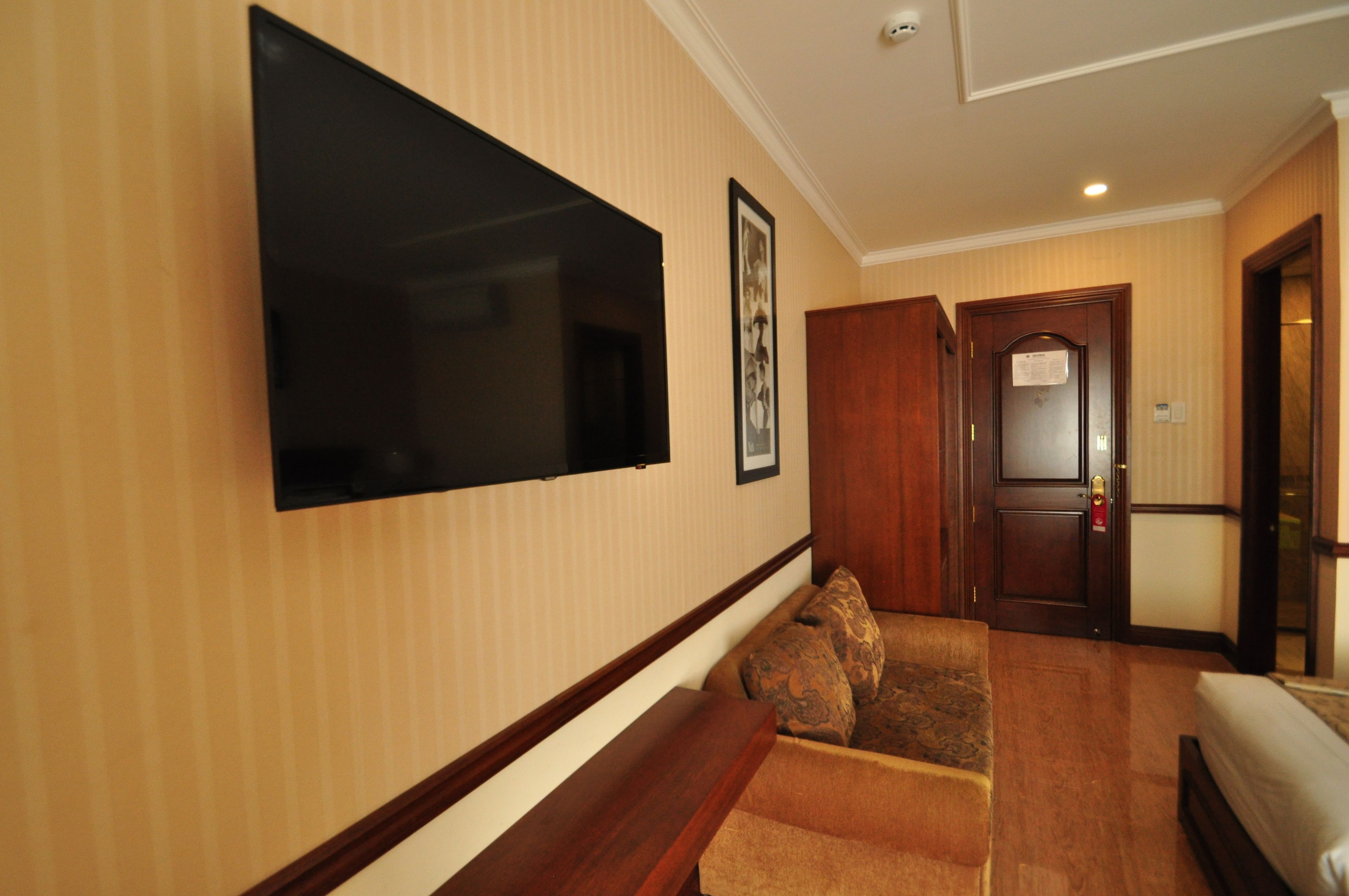 deluxe twin room | bathroom | shower, hair dryer, slippers, towels