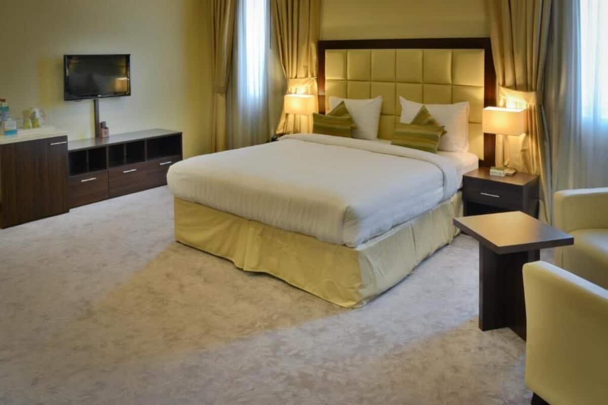 Minibar, caja de seguridad en la habitación y escritorio